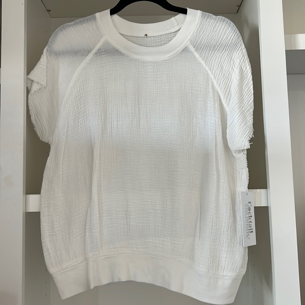 NWT Aquarius Cocktail Chip Bubble Gauze Top in White. Size 1.